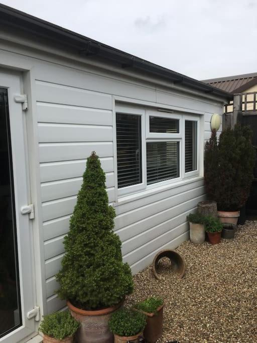 Herb Garden Bungalow Villa Nazeing Exterior photo